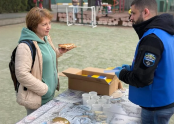 Cristãos levam esperança e pizza a soldados e civis em zona de guerra na Ucrânia