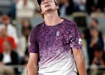 João Fonseca luta, mas dá adeus a Roland Garros após revés para Mensik