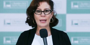 Justiça manda prender jornalista perseguido por Carla Zambelli