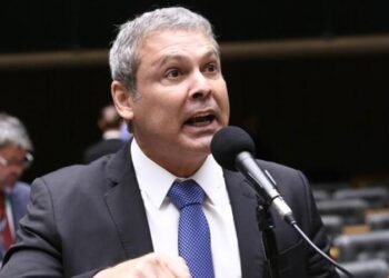 Lindbergh Farias recorre ao STF para afastar Mendonça de investigação