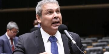 Lindbergh Farias recorre ao STF para afastar Mendonça de investigação