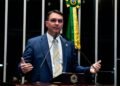 Flávio embarca para Argentina e se encontra com Milei