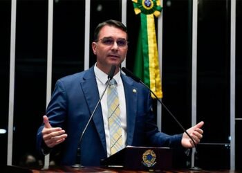 Flávio embarca para Argentina e se encontra com Milei