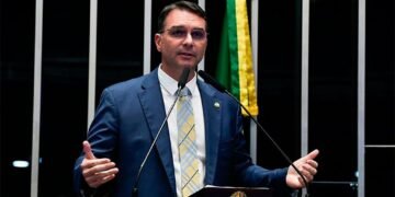 Flávio embarca para Argentina e se encontra com Milei