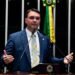 Flávio embarca para Argentina e se encontra com Milei