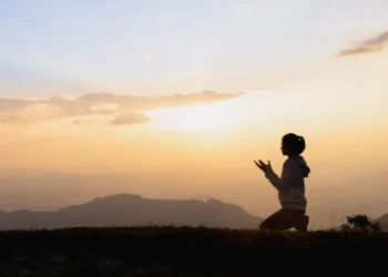 Como ver beleza na dor: um devocional cristão inspirador