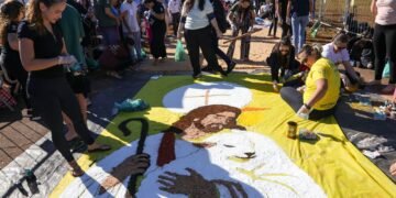 Jovens no DF se unem por tapetes de Corpus Christi e “jejum” de telas