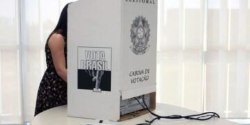 Flávio Bolsonaro à frente de Lula no dois turnos