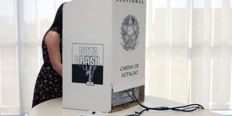 Flávio Bolsonaro à frente de Lula no dois turnos