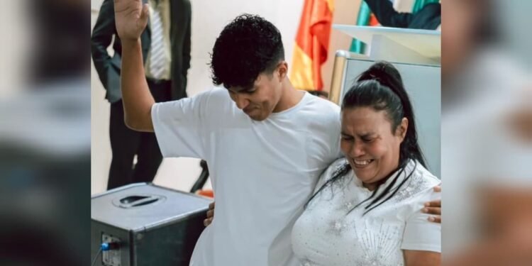 Após sobreviver 5 dias sob escombros, jovem retorna à igreja e testemunha: ‘Sou um milagre’