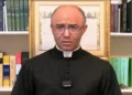 Padre excomungado contesta Vaticano e continua missas no DF
