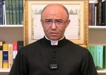 Padre excomungado contesta Vaticano e continua missas no DF