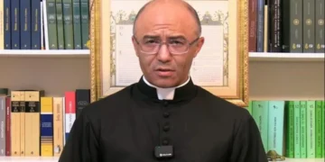 Padre excomungado contesta Vaticano e continua missas no DF