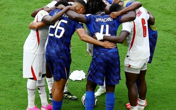 Copa do Mundo 2026: jogadores da Inglaterra e França oram juntos