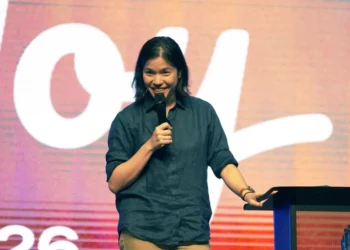 Missionária de Cingapura inspira jovens em Manila: Deus como companheiro