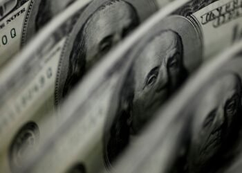 Dólar sobe para R$ 5,11, e bolsa fica estável, apesar de tensão global