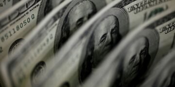 Dólar sobe para R$ 5,11, e bolsa fica estável, apesar de tensão global