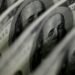 Dólar sobe para R$ 5,11, e bolsa fica estável, apesar de tensão global