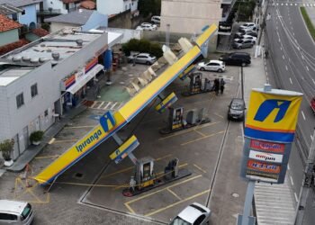 Polícia investiga morte de três eletrocutados após ventania no Rio