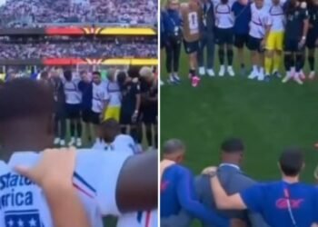 Jogadores dos EUA fazem círculo de oração após eliminação da Copa do Mundo