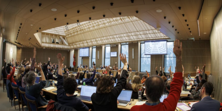 Pastores contestam lei que proíbe símbolos religiosos no Parlamento da Suíça