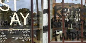 Cafeteria cristã na Alemanha fecha após sofrer 26 ataques de radicais