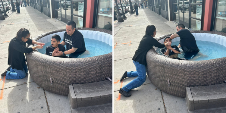 Ao passar por igreja com piscina na calçada, homem aceita Jesus e pede para ser batizado