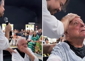 Idoso vai às lágrimas durante batismo na Bahia: “Vida nova aos 92 anos”