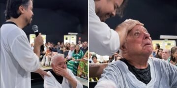 Idoso vai às lágrimas durante batismo na Bahia: “Vida nova aos 92 anos”