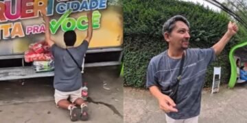 Ambulante inspira ao orar em ponto de ônibus: ‘Orei pra não faltar emprego pro povo’
