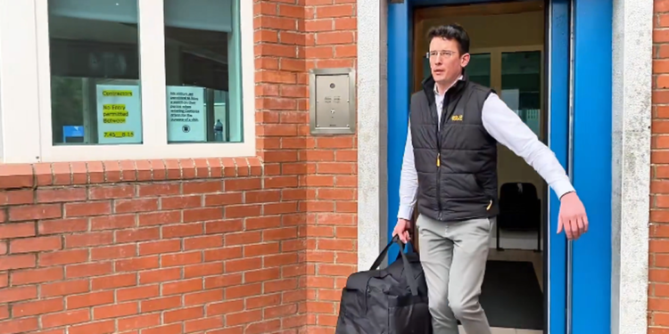 Após 700 dias preso por se recusar a usar pronomes ‘trans’, professor irlandês é libertado