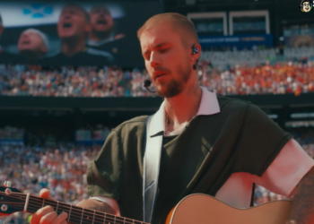 Justin Bieber canta canção de gratidão a Deus no 1º show de intervalo da final da Copa