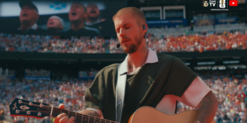 Justin Bieber canta canção de gratidão a Deus no 1º show de intervalo da final da Copa