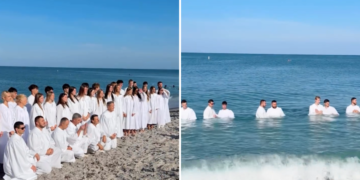 Igreja de origem eslava batiza dezenas de membros em praia da Flórida