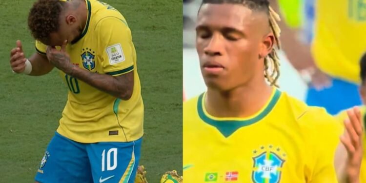 Neymar e Danilo Santos oram em campo após eliminação do Brasil na Copa