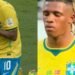 Neymar e Danilo Santos oram em campo após eliminação do Brasil na Copa