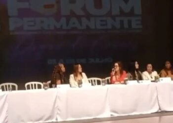 Especialistas criticam promotora que repreendeu fala sobre Deus em evento: “Abuso de poder”
