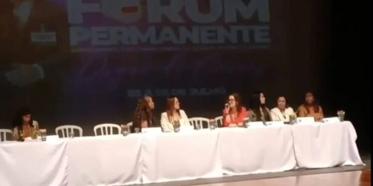 Especialistas criticam promotora que repreendeu fala sobre Deus em evento: “Abuso de poder”