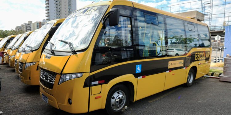 Governo de RO entrega ônibus acessíveis e impressoras Braille para ampliar inclusão na Educação