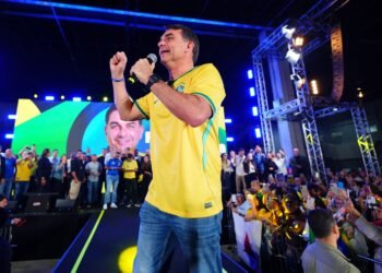 Flávio Bolsonaro se encontra com influenciadores