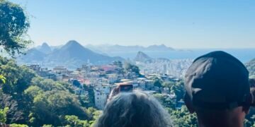 Trilha na Rocinha mostra Mata Atlântica e recuperação florestal no Rio