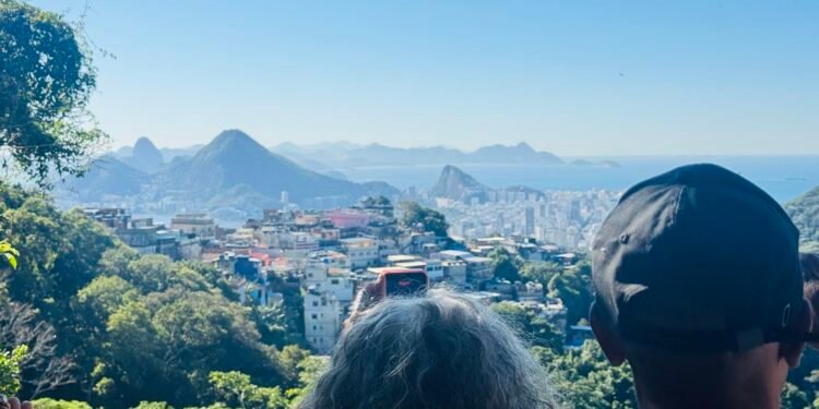 Trilha na Rocinha mostra Mata Atlântica e recuperação florestal no Rio