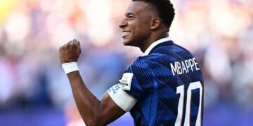 De pênalti, França vence retranca do Paraguai e se classifica na Copa