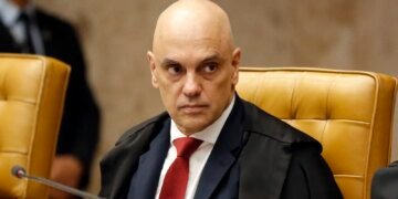 Moraes suspende visitas de Flávio a Bolsonaro na prisão domiciliar