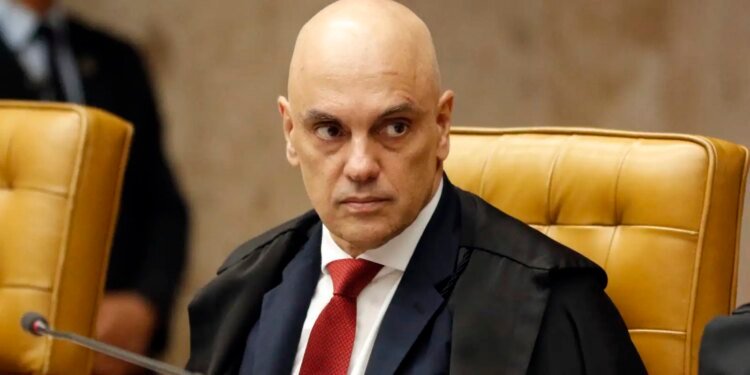 Moraes suspende visitas de Flávio a Bolsonaro na prisão domiciliar