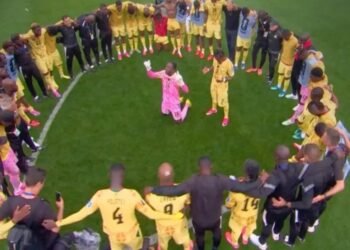 Gana se ajoelha em oração após empate contra a Inglaterra