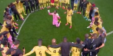 Gana se ajoelha em oração após empate contra a Inglaterra