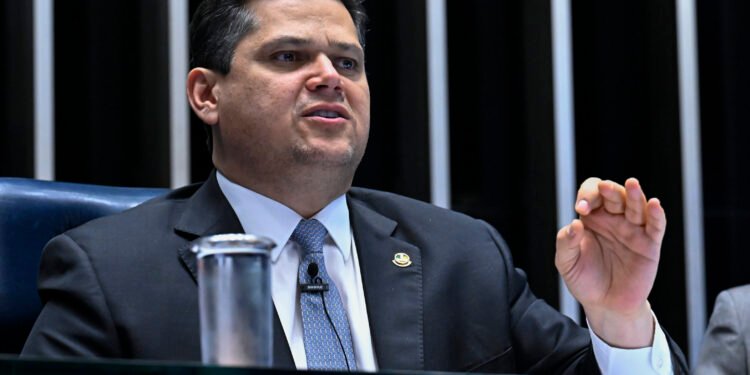 Alcolumbre critica aliados de Lula por práticas semelhantes a Bolsonaro