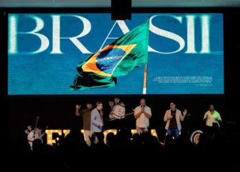 Igreja reúne mais de mil fiéis para assistir ao jogo do Brasil