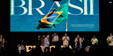 Igreja reúne mais de mil fiéis para assistir ao jogo do Brasil